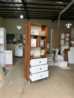 کتابخانه تولیدی چوب کرمی مدل B-CREST با ۳ کشو و طبقات دکوراتیو
